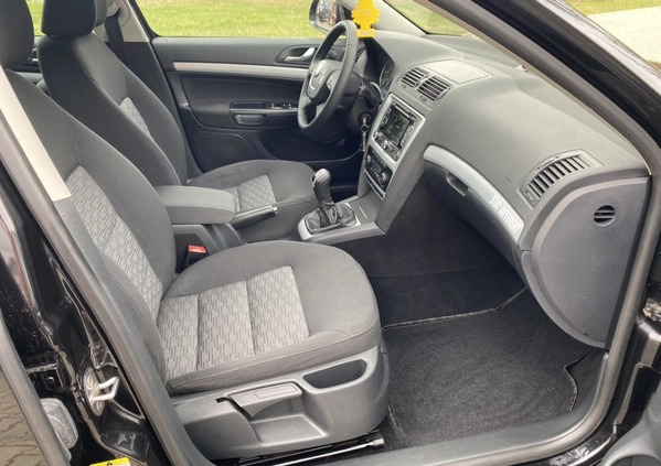 Skoda Octavia cena 28900 przebieg: 212000, rok produkcji 2011 z Poręba małe 254